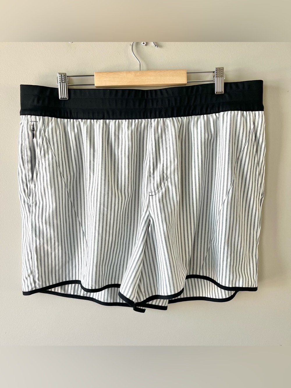 Columbia Striped Gray & White Women's Athletic Shorts Size XL 5" -Gorpcore